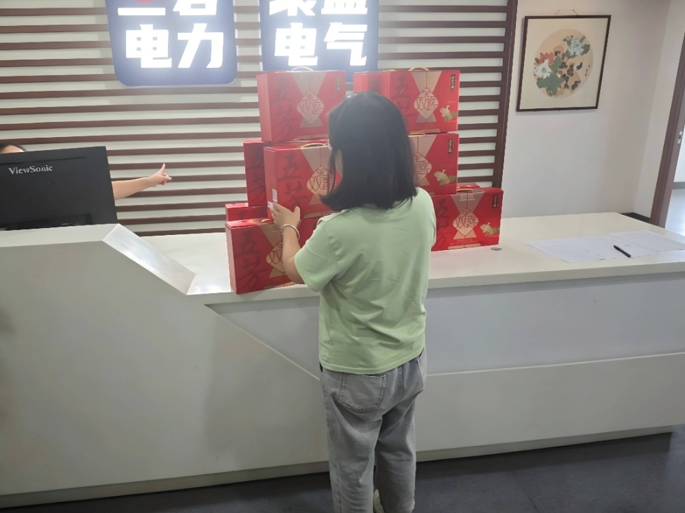员工们有序排队领取端午礼盒，现场气氛温馨